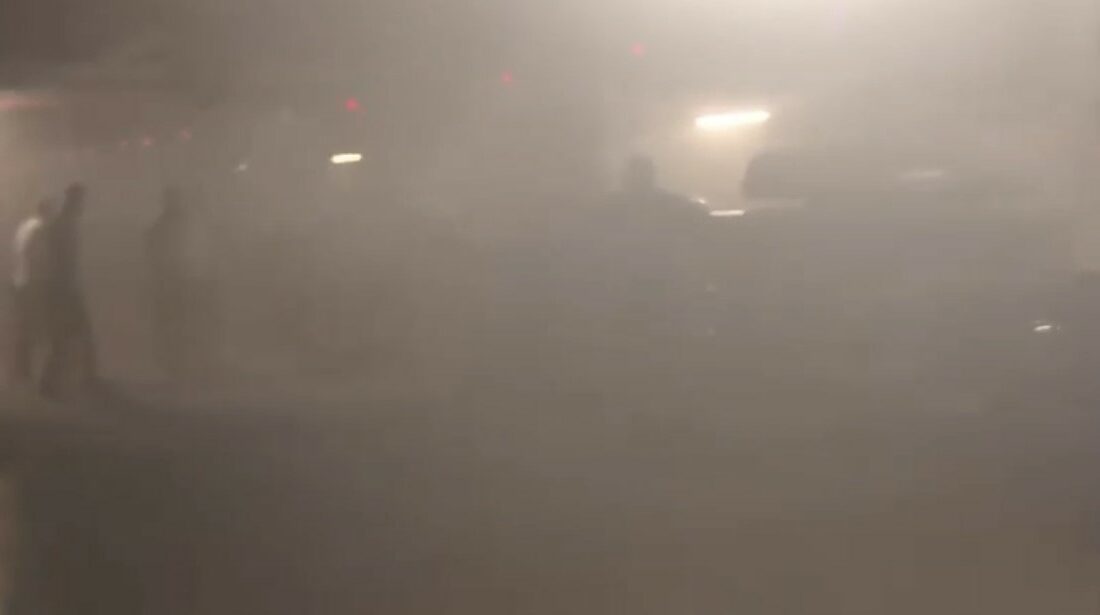 Korupark otoparkındaki araç alev alev yandı ALIŞVERİŞ MERKEZİNİN OTOPARKINDAKİ ARAÇ ALEV ALEV YANDI