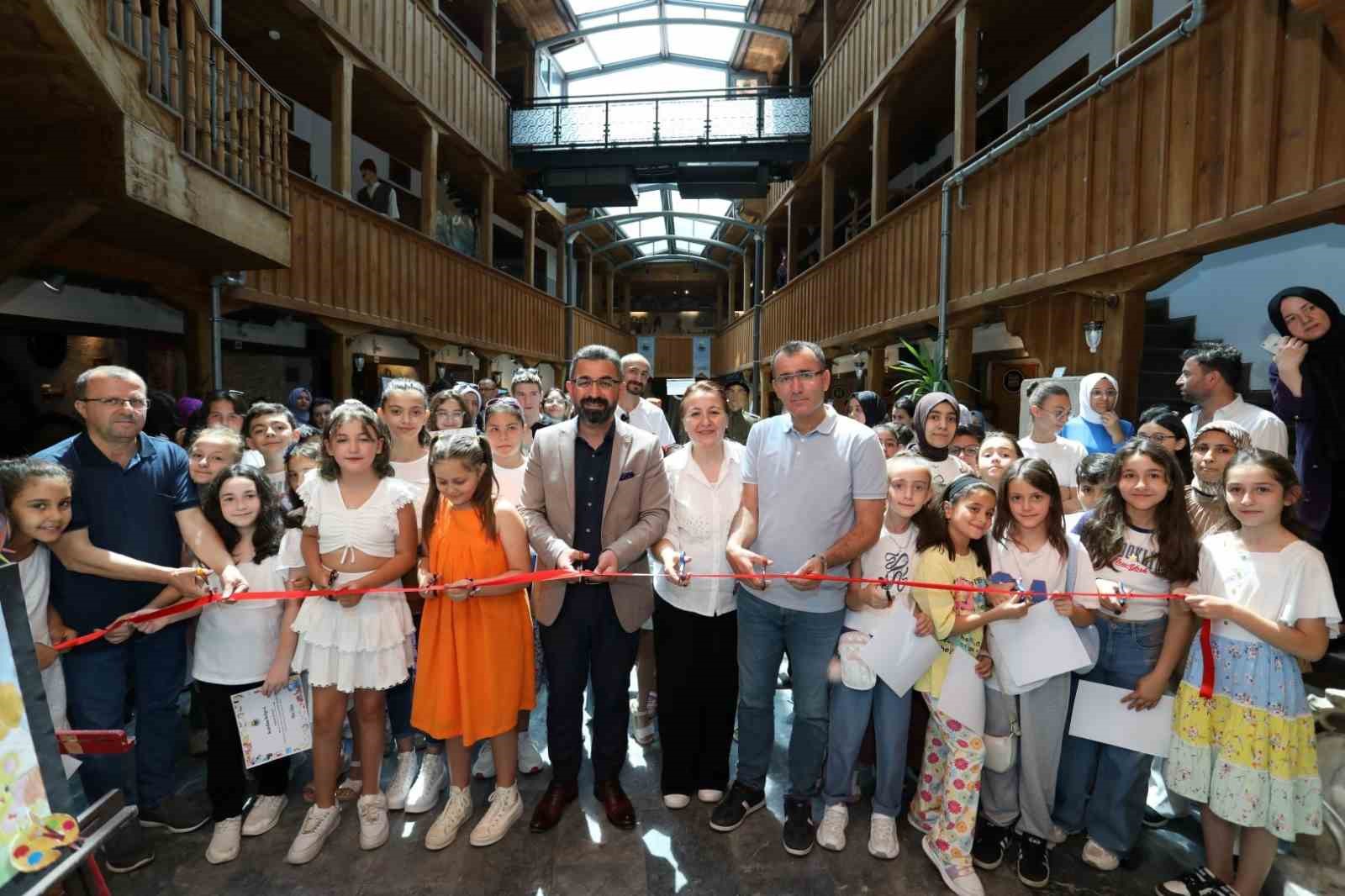 İNEGÖL BELEDİYESİ ÇOCUK RESİM ATÖLYESİNDE EĞİTİM ALAN 7-12 YAŞ ARALIĞINDAKİ