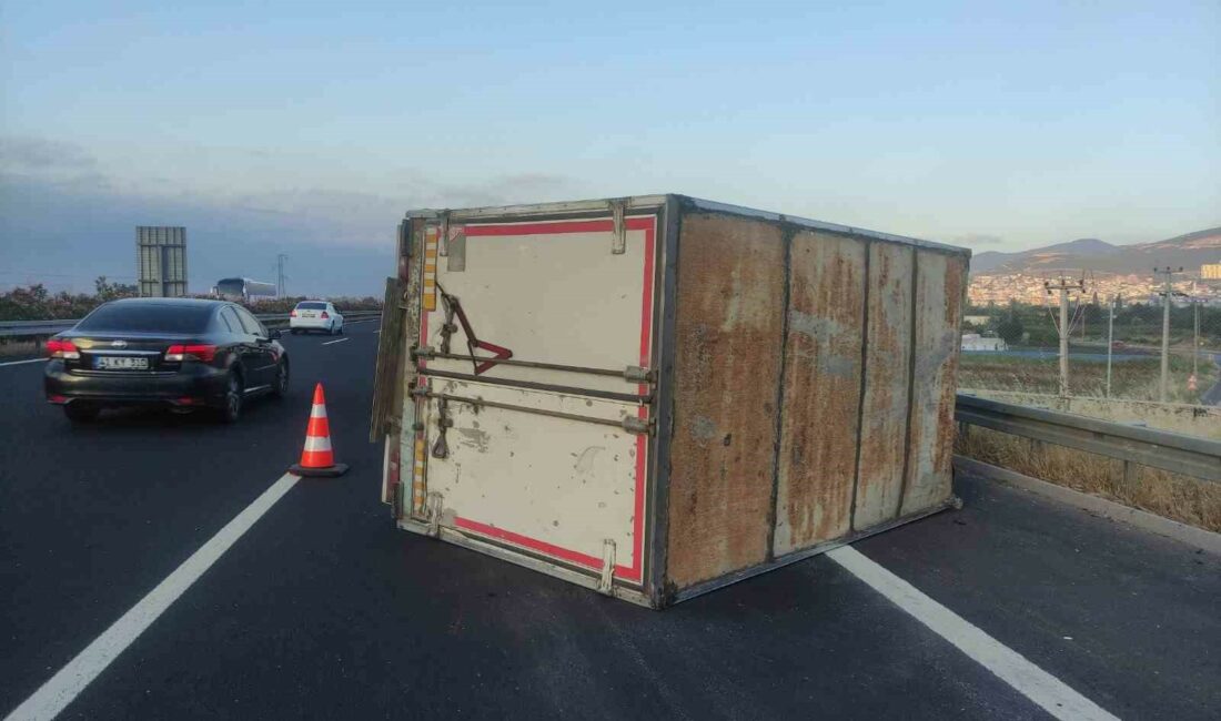 Lastiği patlayan kamyonet yola devrildi GEBZE-ORHANGAZİ-İZMİR KARAYOLU, ORHANGAZİ KAVŞAĞI YAKINLARINDA MOBİLYA MALZEMELERİ YÜKLÜ BİR KAMYONET