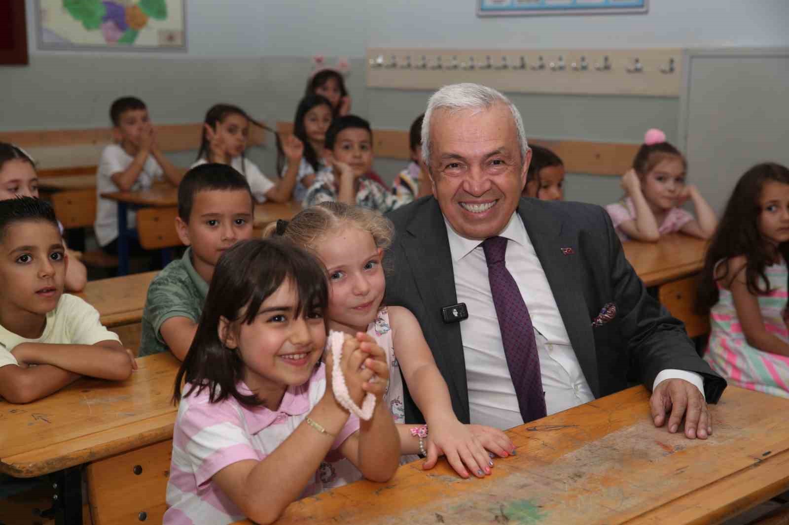 NİLÜFER BELEDİYE BAŞKANI ŞADİ ÖZDEMİR, KARNE HEYECANI YAŞAYAN ÖĞRENCİLERİN SEVİNCİNE