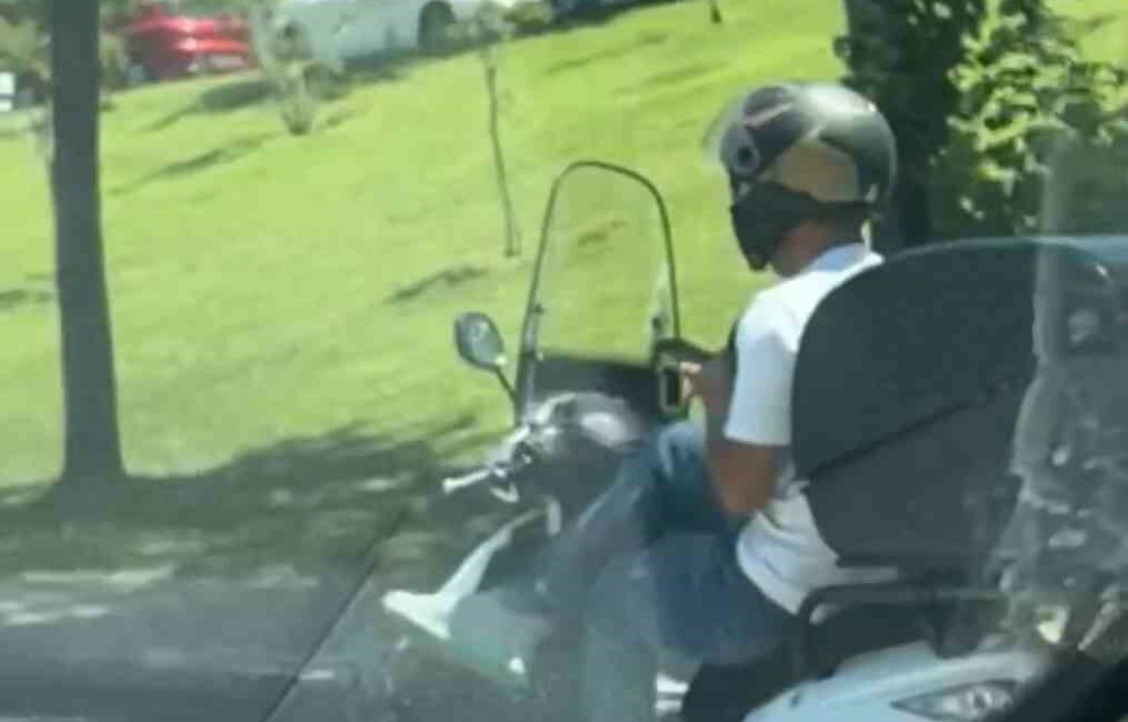 BURSA'DA MOTOKURYE BACAK BACAK ÜSTÜNE ATARAK SEYRETTİ.