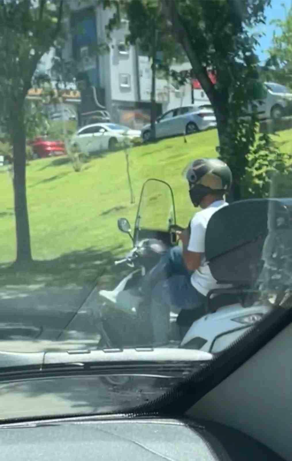 BURSA'DA MOTOKURYE BACAK BACAK ÜSTÜNE ATARAK SEYRETTİ.