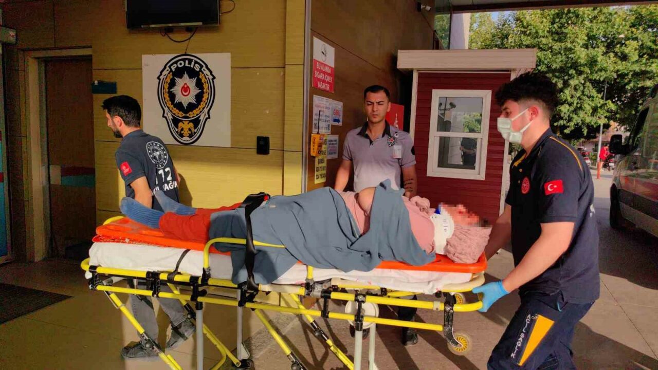 BURSA'NIN İNEGÖL İLÇESİNDE MEYDANA GELEN KAZADA MOTOSİKLET KADINA ÇARPTI; 1'İ