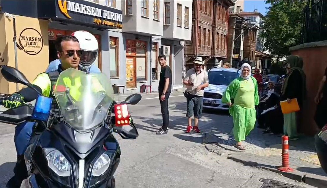 BURSA EMNİYET MÜDÜRLÜĞÜ'NÜN MOTOSİKLETLİ TRAFİK TİMLERİ ÖĞRENCİLERİN İMDADINA YETİŞTİ