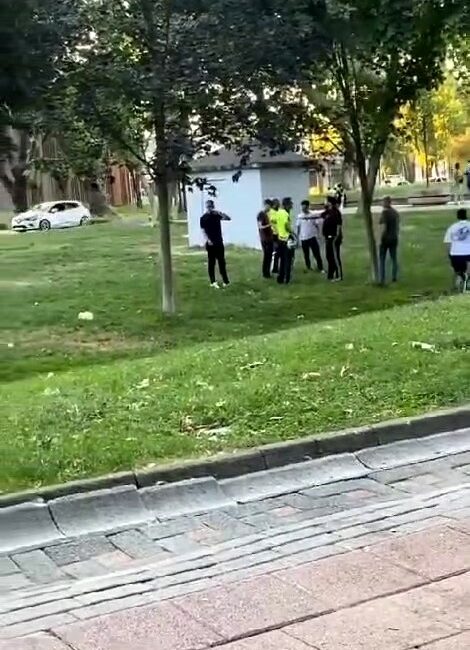 ’Neden korna çaldın’ kavgası kamerada BURSA'NIN İNEGÖL İLÇESİNDE KORNA ÇALMA NEDENİYLE ÇIKAN TARTIŞMA KAVGAYA DÖNÜŞTÜ.