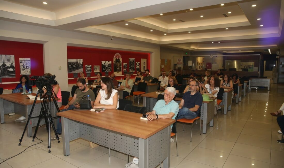 Ödüllü yazar Gürsel Korat edebiyatseverlerle buluştu NİLÜFER BELEDİYESİ'NİN DÜZENLEDİĞİ EDEBİ KAZILAR SÖYLEŞİSİNDE GÜRSEL KORAT, HAKAN AKDOĞAN