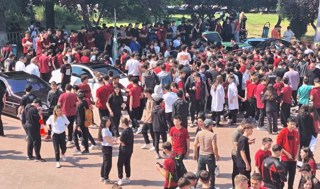 Öğrencilerin modifiye araç tutkusu okula sığmadı BURSA’DA LİSELİ ÖĞRENCİLERİN TALEBİ DOĞRULTUSUNDA OKUL BAHÇESİNE GELEN MODİFİYELİ ARAÇLAR