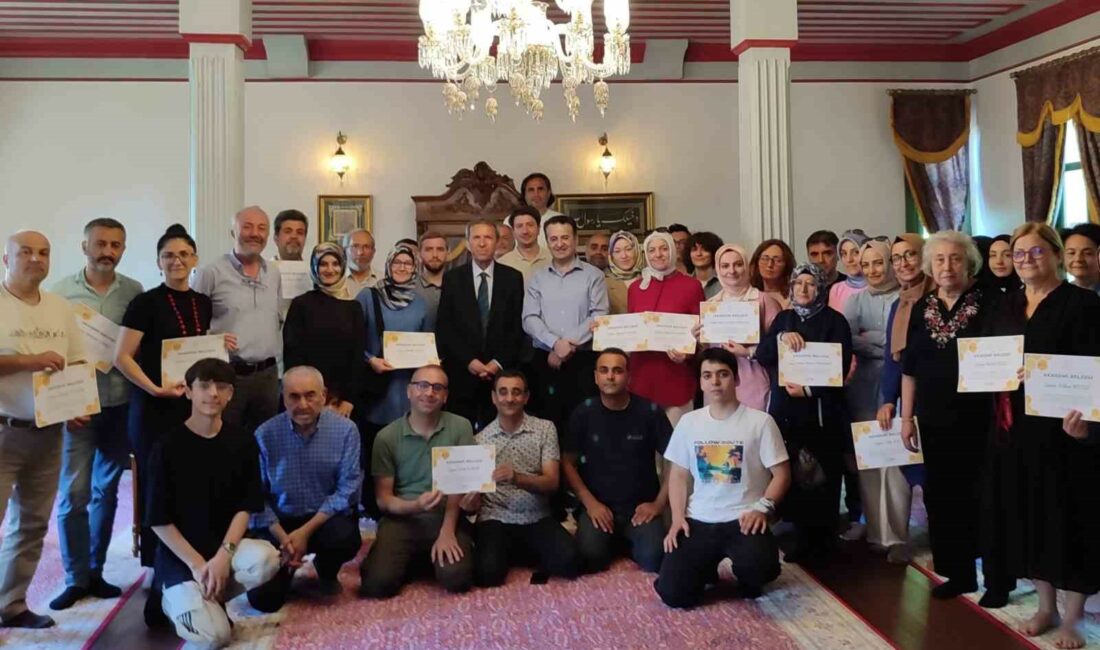 Öğretmenler sertifikalarını ünlü yazarın elinden aldı BURSA ÖĞRETMEN AKADEMİSİNİ BAŞARIYLA TAMAMLAYAN ÖĞRETMENLER, DÖNEM SONU SERTİFİKALARINI ÜNLÜ