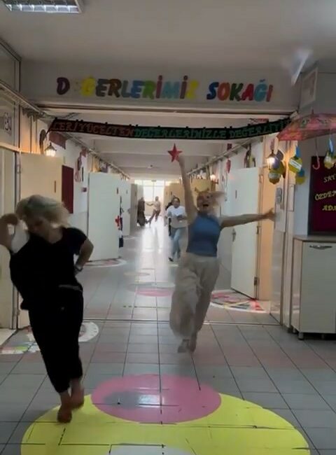 Bursa’da çğretmenlerin karne sevinci gülümsetti BURSA'DA İLKOKULDA EĞİTİM VEREN ÖĞRETMENLERİN, KARNE SEVİNCİ GÜLÜMSETTİ. SON DERS