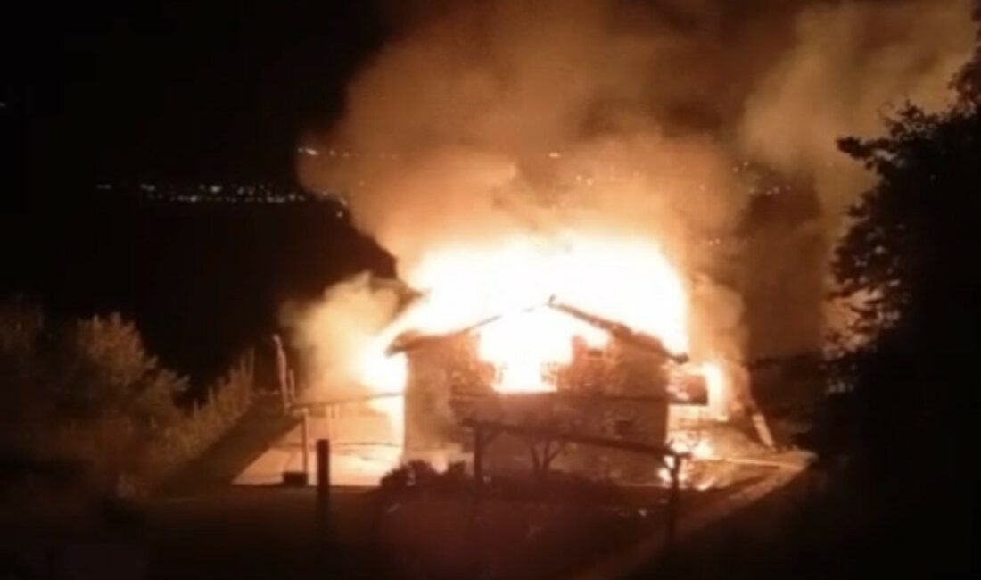 Bursa’da ormanlık alandaki yazlık ev yandı ORMANLIK ALANDAKİ YAZLIK EV ALEV ALEV YANDI