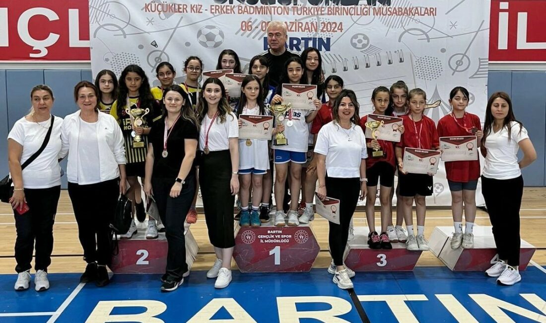 Osmangazili badmintonculardan Türkiye şampiyonluğu OSMANGAZİ BELEDİYESPOR KULÜBÜ SPORCULARINDAN OLUŞAN ŞEHİT SİNAN ACAR ORTAOKULU KIZ