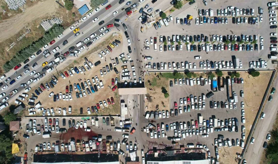 Oto pazarı değil, kurban pazarı BURSA'DA KURBAN KESMEK İÇİN KESİMHANELERE AKIN EDEN VATANDAŞLAR KİLOMETRECE ARAÇ