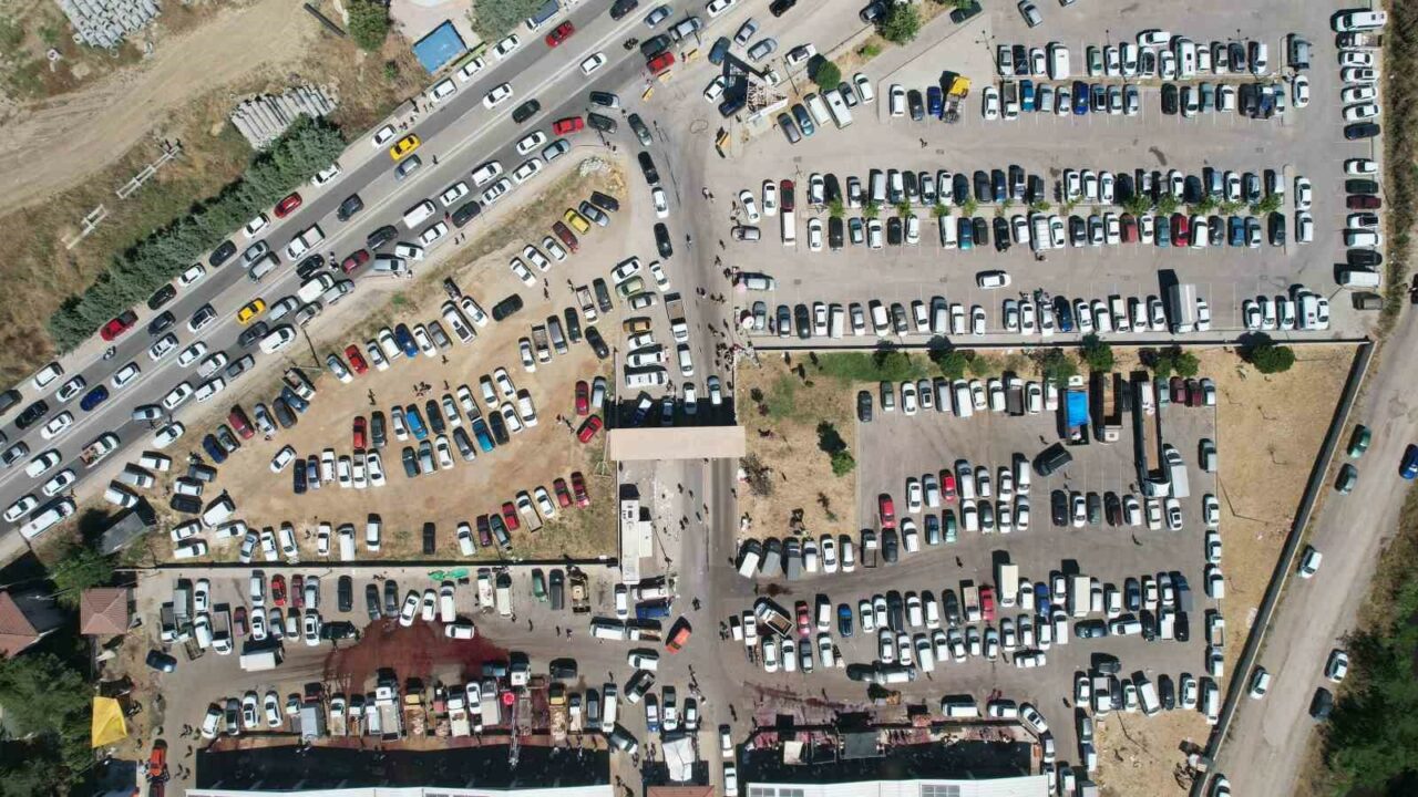 BURSA'DA KURBAN KESMEK İÇİN KESİMHANELERE AKIN EDEN VATANDAŞLAR KİLOMETRECE ARAÇ