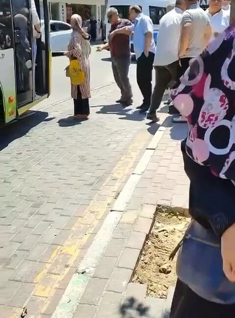 BURSA'DA AŞIRI DOLU BİR OTOBÜSTE YOLCU ALMAMA KAVGASI YAŞANDI. İDDİAYA