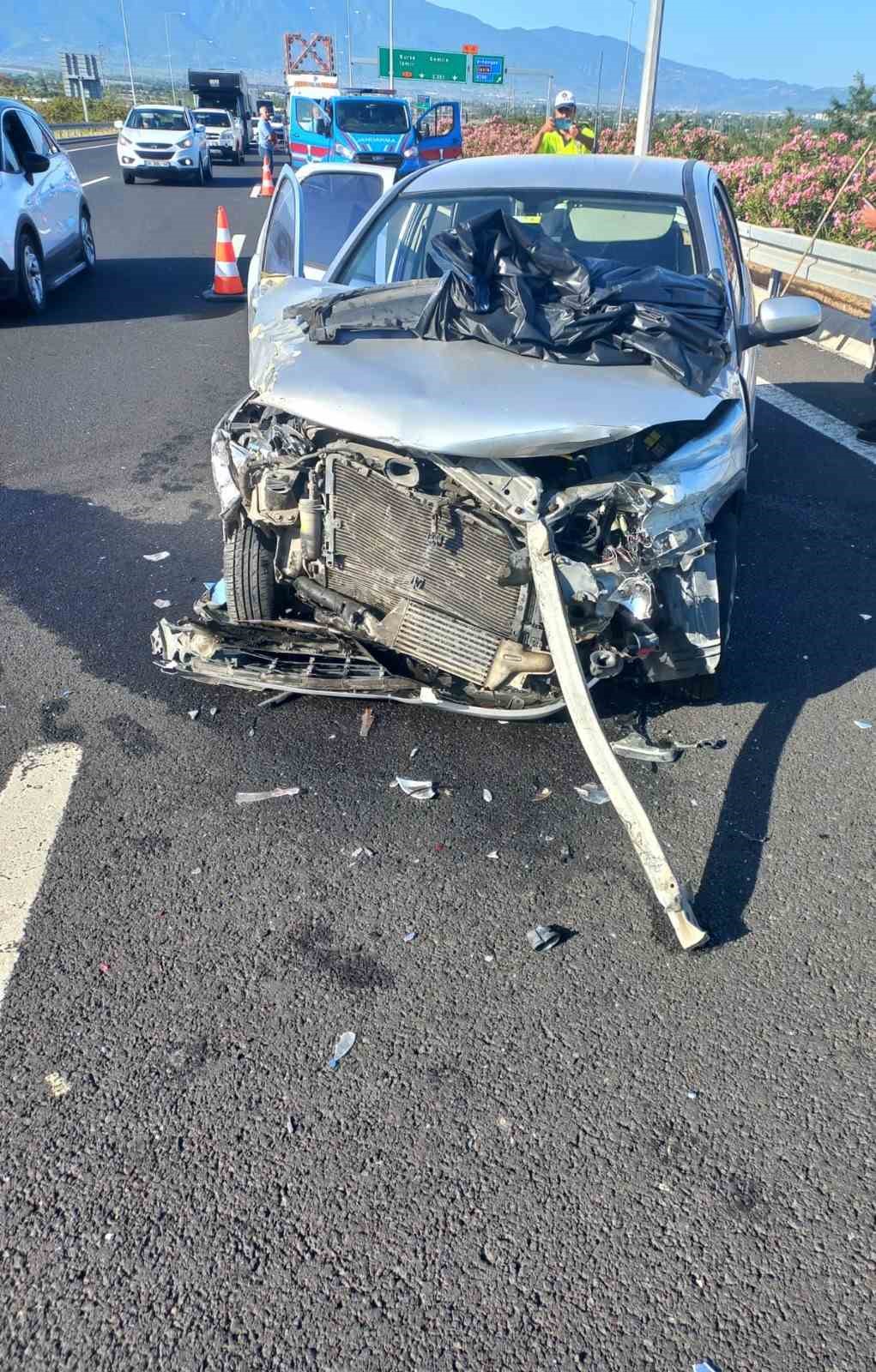 GEBZE-ORHANGAZİ-İZMİR OTOYOLU, ORHANGAZİ KAVŞAĞI YAKINLARINDA MEYDANA GELEN TRAFİK KAZASINDA OTOMOBİL