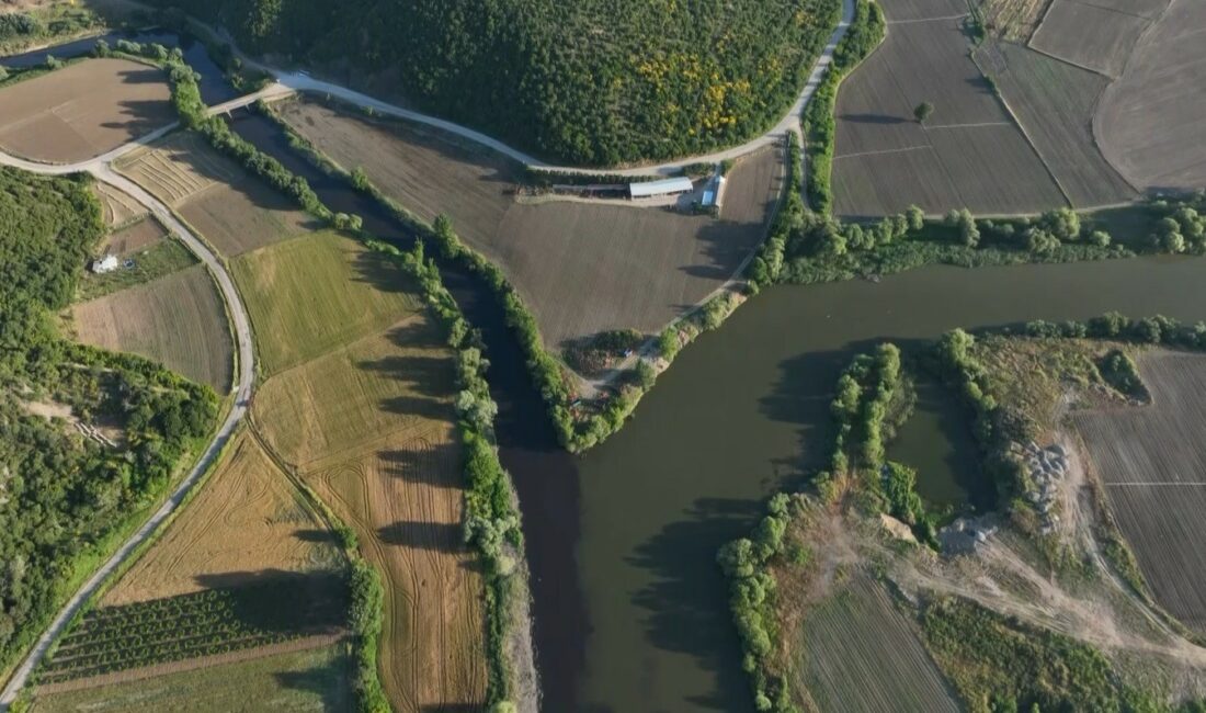 BURSA'DAN FABRİKA ATIKLARI İLE BİRLİKTE KİRLENEREK SİMSİYAH GELEN NİLÜFER ÇAYININ,