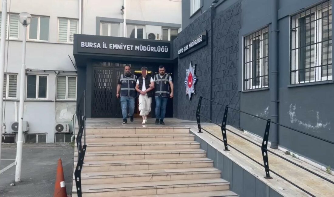 (Özel) ’Silahlı yağma’ suçundan 25 yıl hapis cezasıyla aranıyordu, kıskıvrak yakalandı BURSA ASAYİŞ ŞUBE MÜDÜRLÜĞÜ'NE BAĞLI ARANAN ŞAHISLAR BÜRO AMİRLİĞİ EKİPLERİ,