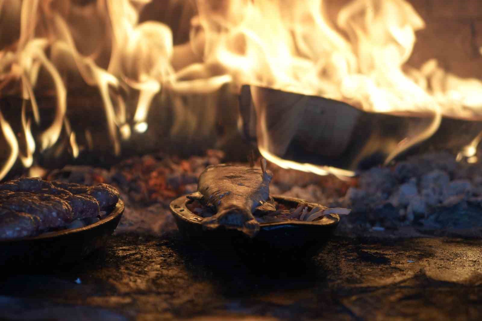 BURSA'DA ULUDAĞ'IN GÜNEY YAMACINA KURULAN ÇİFTLİKTE YETİŞTİRİLEN ALABALIKLAR RAĞBET GÖRÜYOR.
