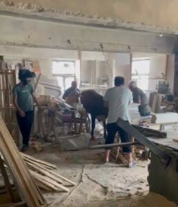 Bursa’da sahibiden kaçan kurbanlık sanayiyi birbirine kattı İNEGÖL İLÇESİNDE SAHİBİNİN ELİNDEN KAÇAN KURBANLIK İNEK, MOBİLYA SANAYİNİ BİRBİRİNE