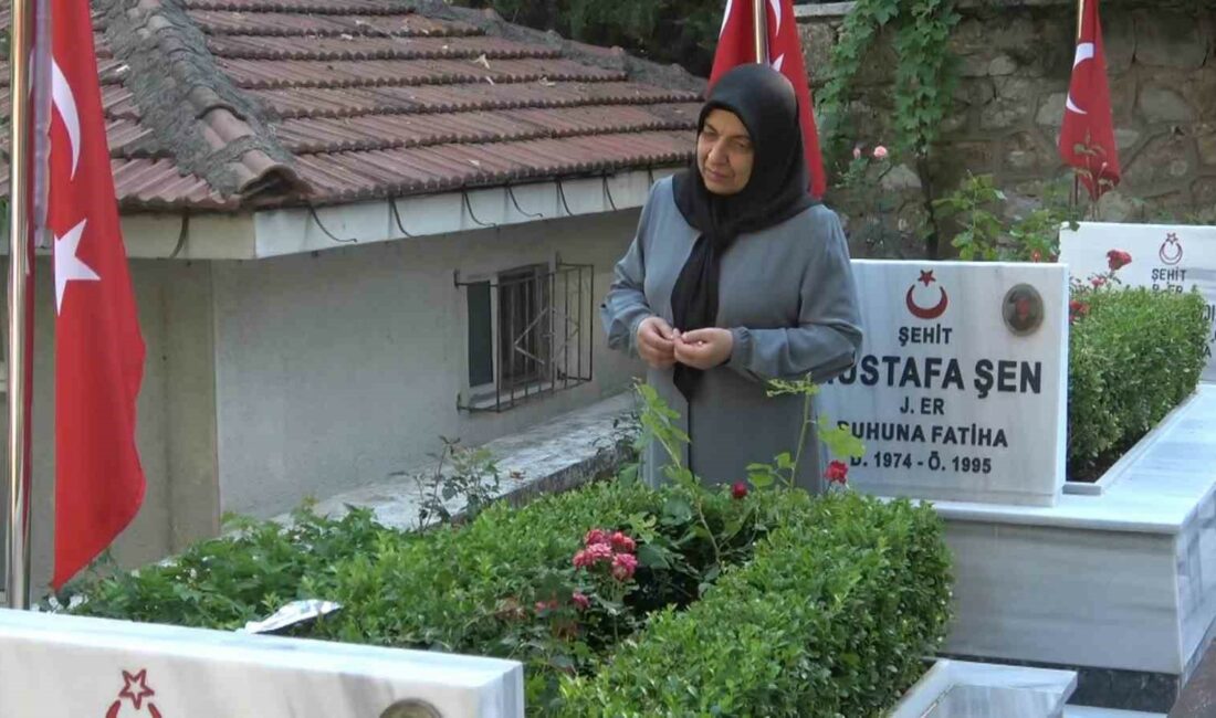 BURSA’DA KURBAN BAYRAMI DOLAYISIYLA ŞEHİT YAKINLARI KABİR ZİYARETLERİNDE BULUNDU. MEZARDAKİ