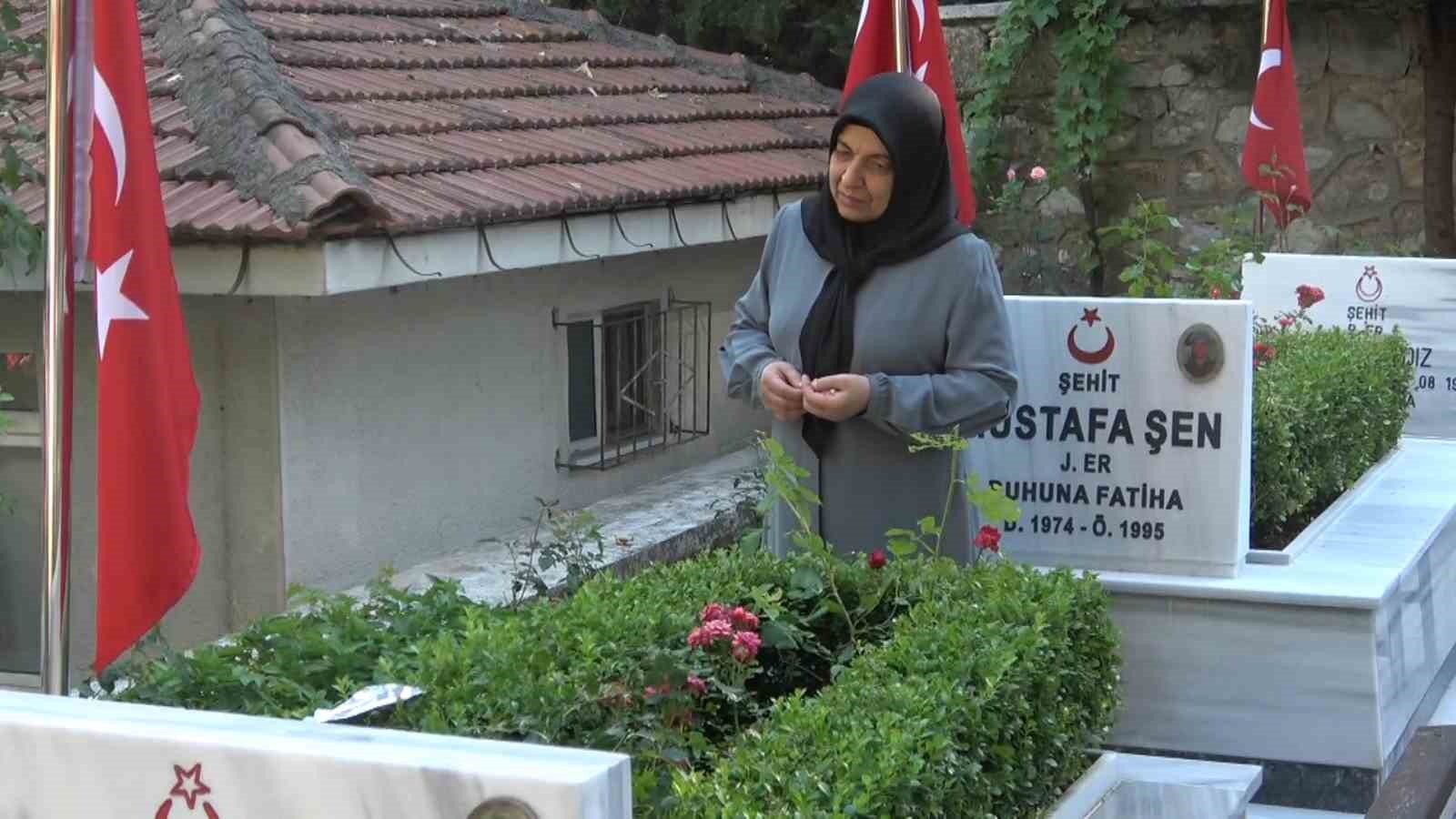 BURSA’DA KURBAN BAYRAMI DOLAYISIYLA ŞEHİT YAKINLARI KABİR ZİYARETLERİNDE BULUNDU. MEZARDAKİ