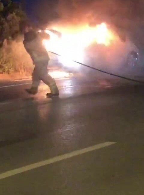 Seyir halindeki otomobil alevlere teslim oldu BURSA'DA SEYİR HALİNDEKİ OTOMOBİL BİR ANDA ALEVLERE TESLİM OLDU. O
