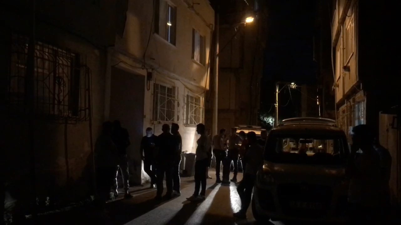 BURSA'NIN OSMANGAZİ İLÇESİNDE EVİNİN ÇATISINDA ÇAY İÇERKEN SİLAHINI TEMİZLEYEN ŞAHIS,