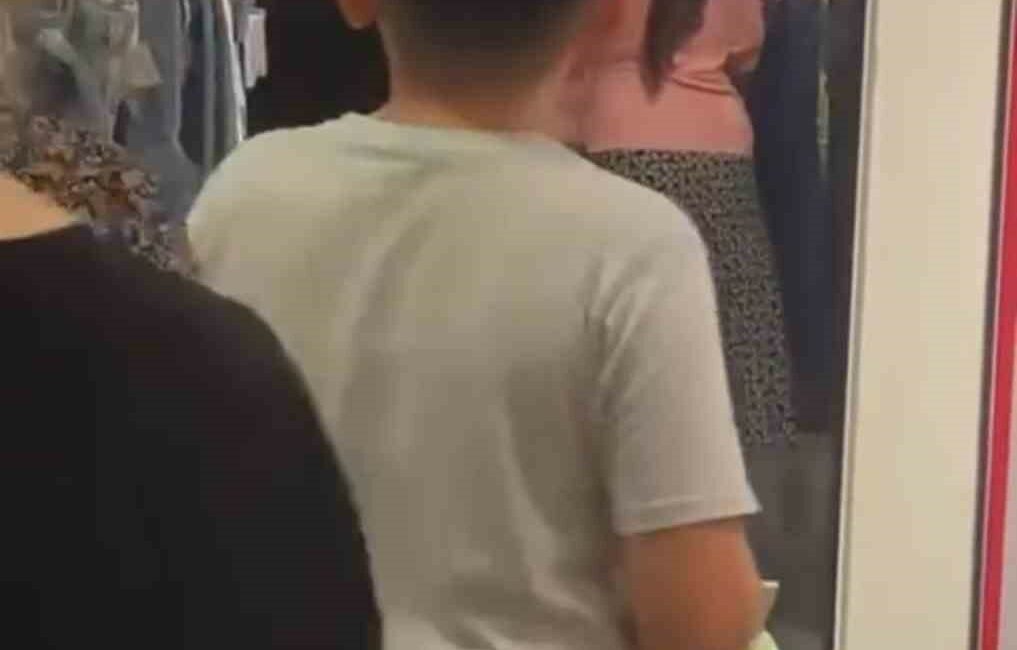 Son kalan kıyafet için birbirlerine girdiler BURSA'DA BAYRAM ALIŞVERİŞİNDE SON KALAN KIYAFET YÜZÜNDEN AİLELER BİRBİRİNE GİRERKEN