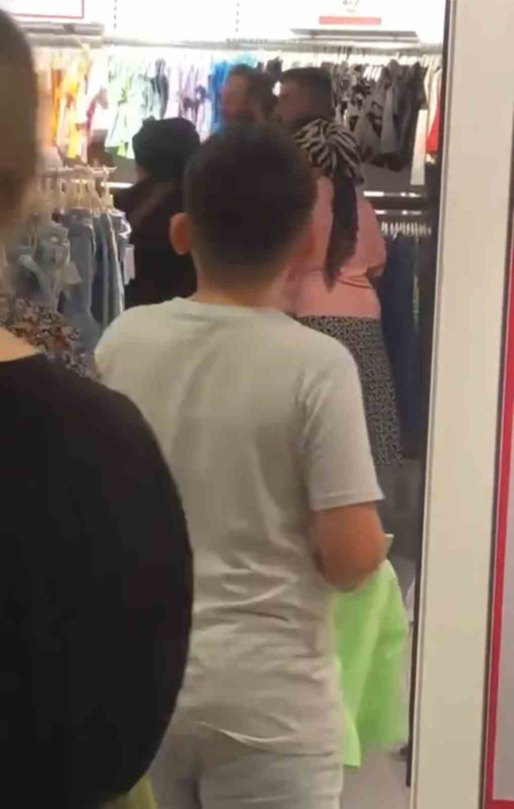 BURSA'DA BAYRAM ALIŞVERİŞİNDE SON KALAN KIYAFET YÜZÜNDEN AİLELER BİRBİRİNE GİRERKEN