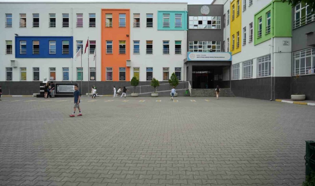 Sosyal medyada fenomen olan öğretmen sevinci velilerden tam not aldı BURSA'DA BİR İLKOKULDA EĞİTİM VEREN ÖĞRETMENLERİN, KARNE SEVİNCİ GÜLÜMSETTİ. SON