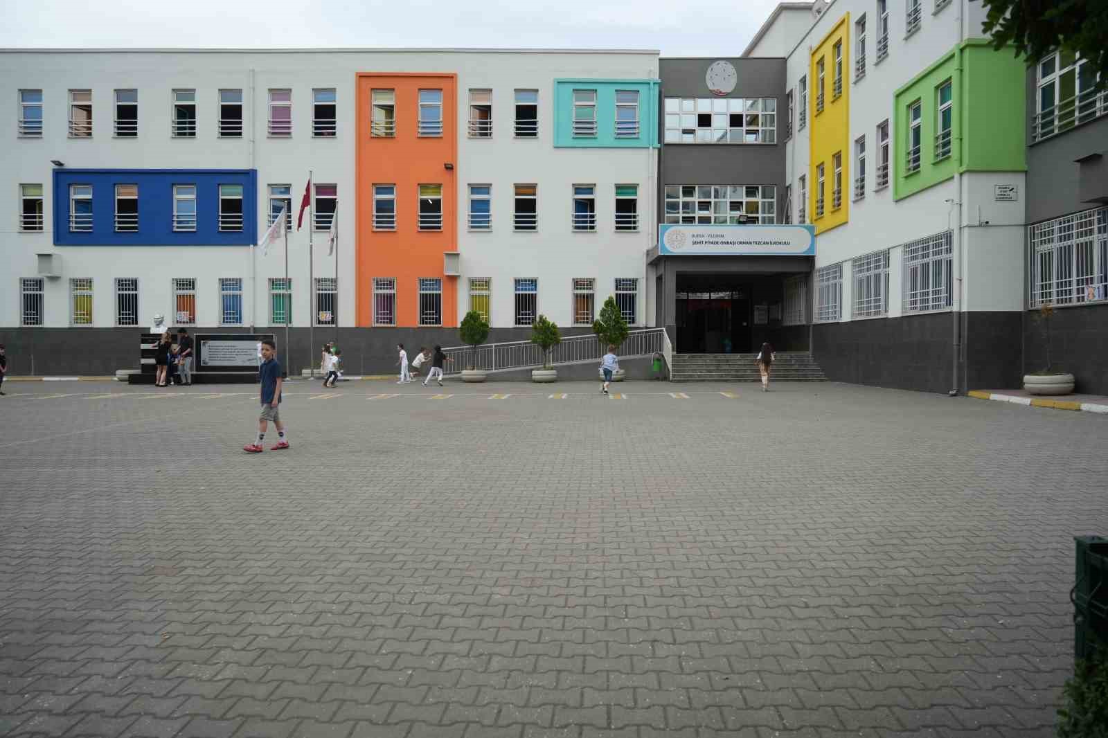 BURSA'DA BİR İLKOKULDA EĞİTİM VEREN ÖĞRETMENLERİN, KARNE SEVİNCİ GÜLÜMSETTİ. SON