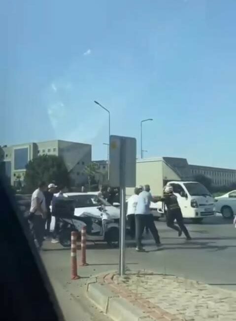 Sürücülerin yol verme kavgası kamerada BURSA'DA MOTOKURYE İLE OTOMOBİL SÜRÜCÜSÜ ARASINDA YOL VERME MESELESİ YÜZÜNDEN