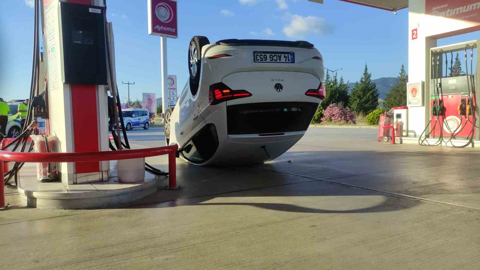 FACİADAN DÖNÜLDÜ... TAKLA ATIP AKARYAKIT İSTASYONUNA DALDI