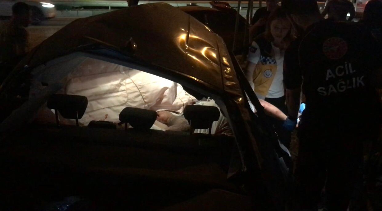 BURSA’DA BİRBİRLERİ İLE YARIŞTIKLARI İDDİA EDİLEN 2 OTOMOBİL BİRBİRİNE ÇARPTI.