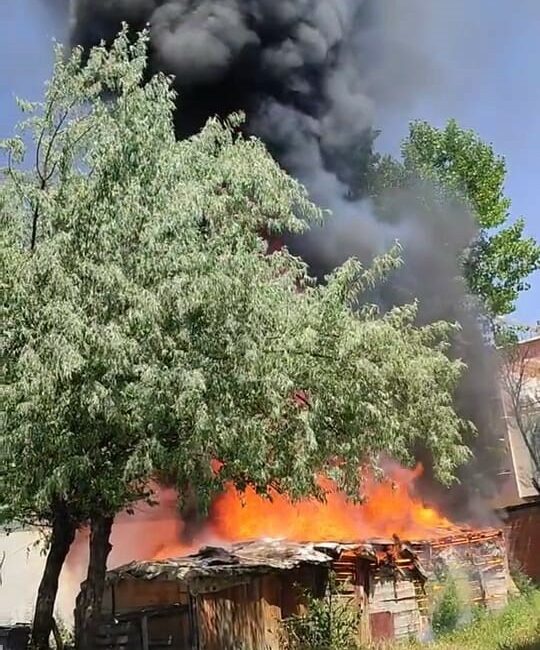 Tandırda çıkan yangın, depoyu kullanılmaz hale getirdi İNEGÖL HUZUR MAHALLESİ’NDE APARTMANIN DEPOSUNDA BULUNAN TANDIRDA YANGIN YANGIN ÇIKTI.