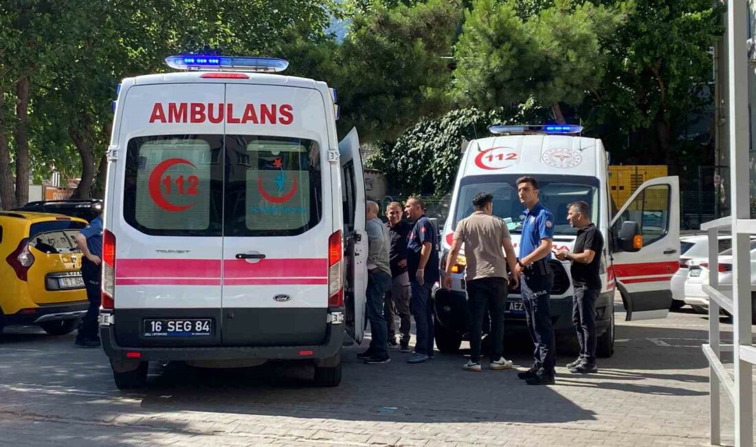 Takside gördüğü eşine kurşun yağdırdı, eşi ve taksici yaralandı BURSA'DA BOŞANMA AŞAMASINDAKİ EŞİNİ TİCARİ TAKSİDE GÖREN KOCA, KURŞUN YAĞDIRDI.
