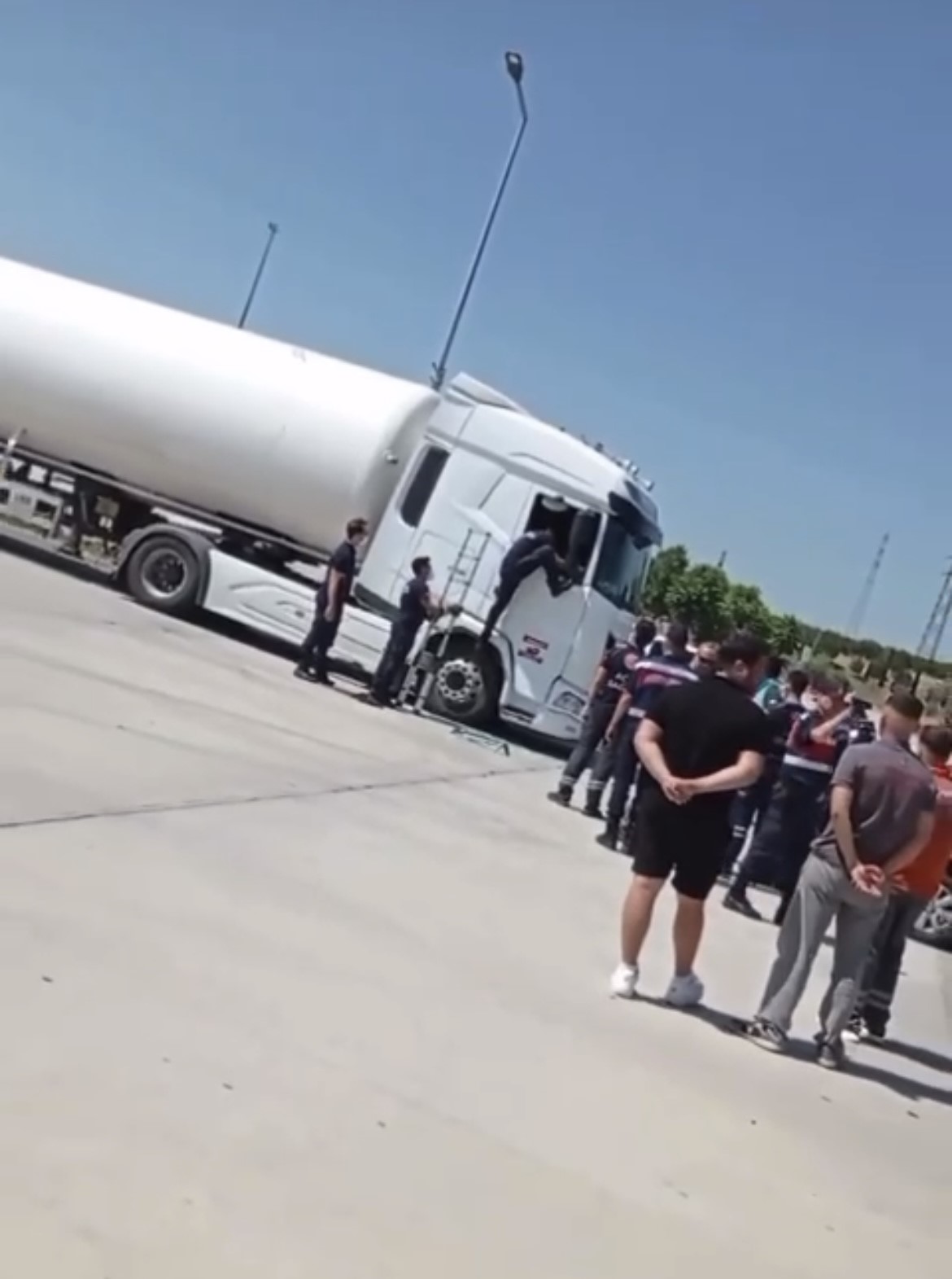 TIR ŞOFÖRÜ SEVKİYAT YAPARKEN ÖLDÜ, CESEDİ 2 GÜN SONRA ARAÇTAN