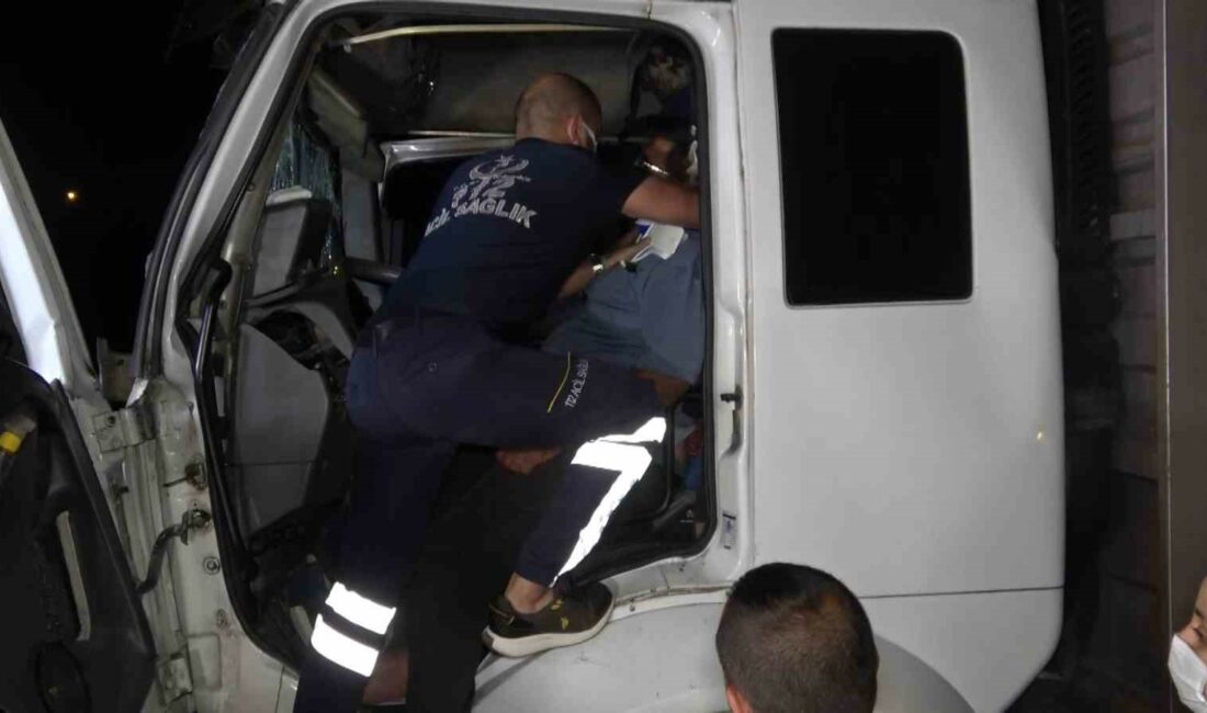 Tıra arkadan çarpan kamyonetin sürücüsü şoför kabininde sıkıştı BURSA'DA SEYİR HALİNDEYKEN KERESTE YÜKLÜ TIRA ARKADAN ÇARPAN KAMYON SÜRÜCÜSÜ,