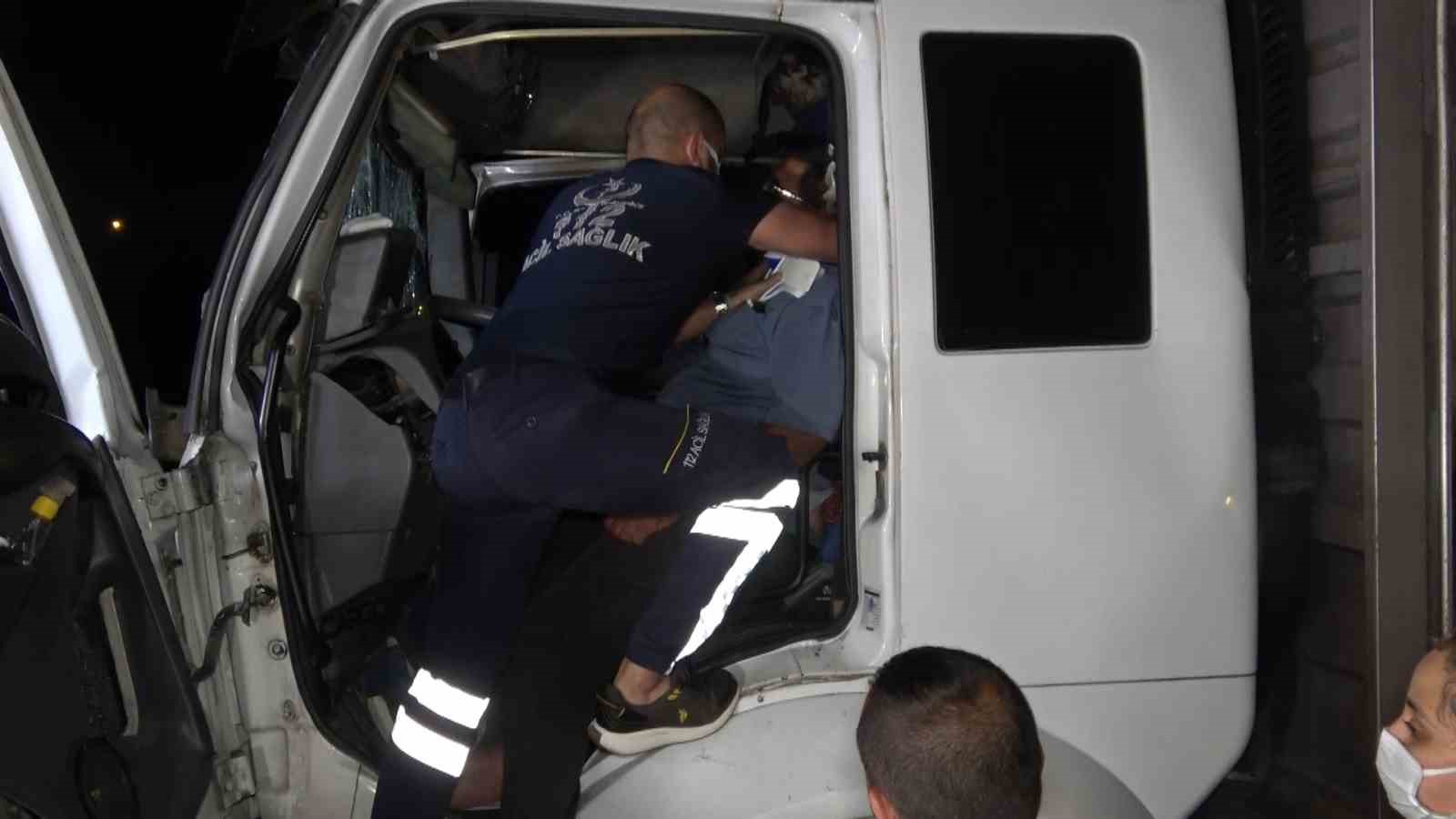 BURSA'DA SEYİR HALİNDEYKEN KERESTE YÜKLÜ TIRA ARKADAN ÇARPAN KAMYON SÜRÜCÜSÜ,