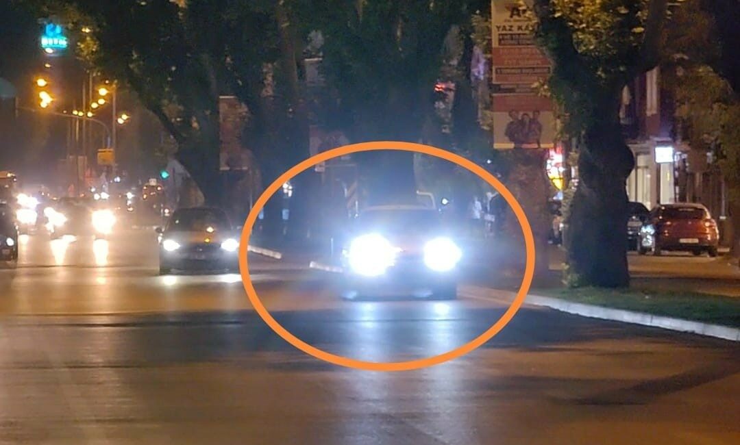 Trafiğin tıkandığını gördü, geri viteste tehlike saçarak ilerledi BURSA’NIN İNEGÖL İLÇESİNDE TRAFİĞİN TIKANDIĞINI GÖREN BİR SÜRÜCÜ, GERİ VİTESTE