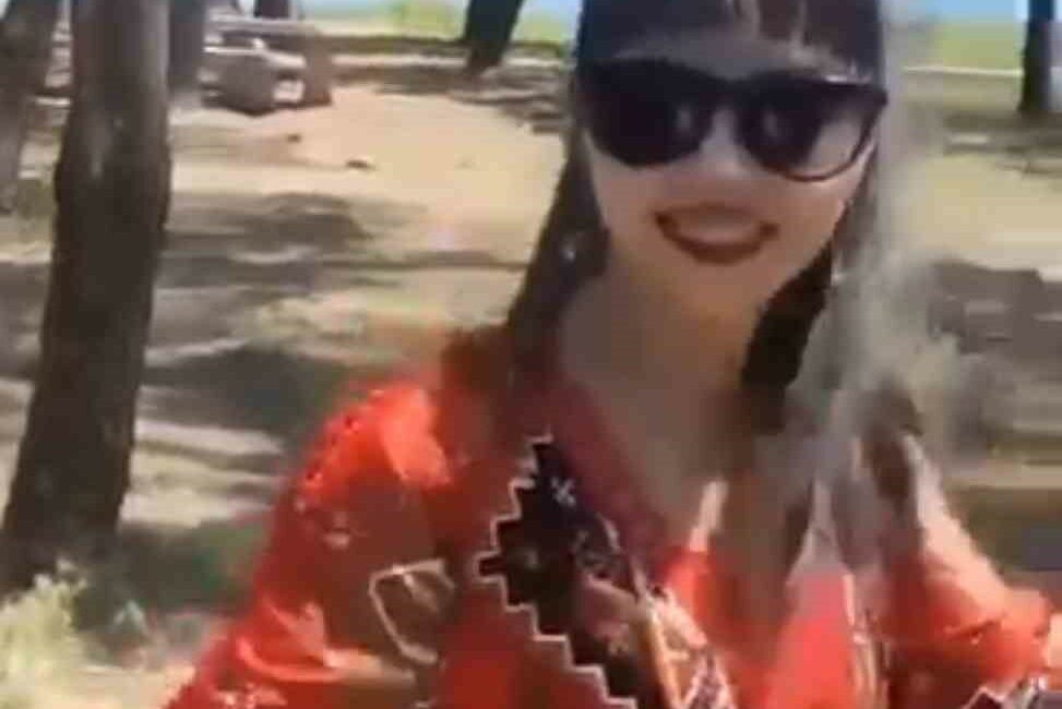 Türk rehberler Koreli turistlere halay öğretti TÜRK REHBERLER KORELİ TURİSTLERE HALAY ÖĞRETTİ