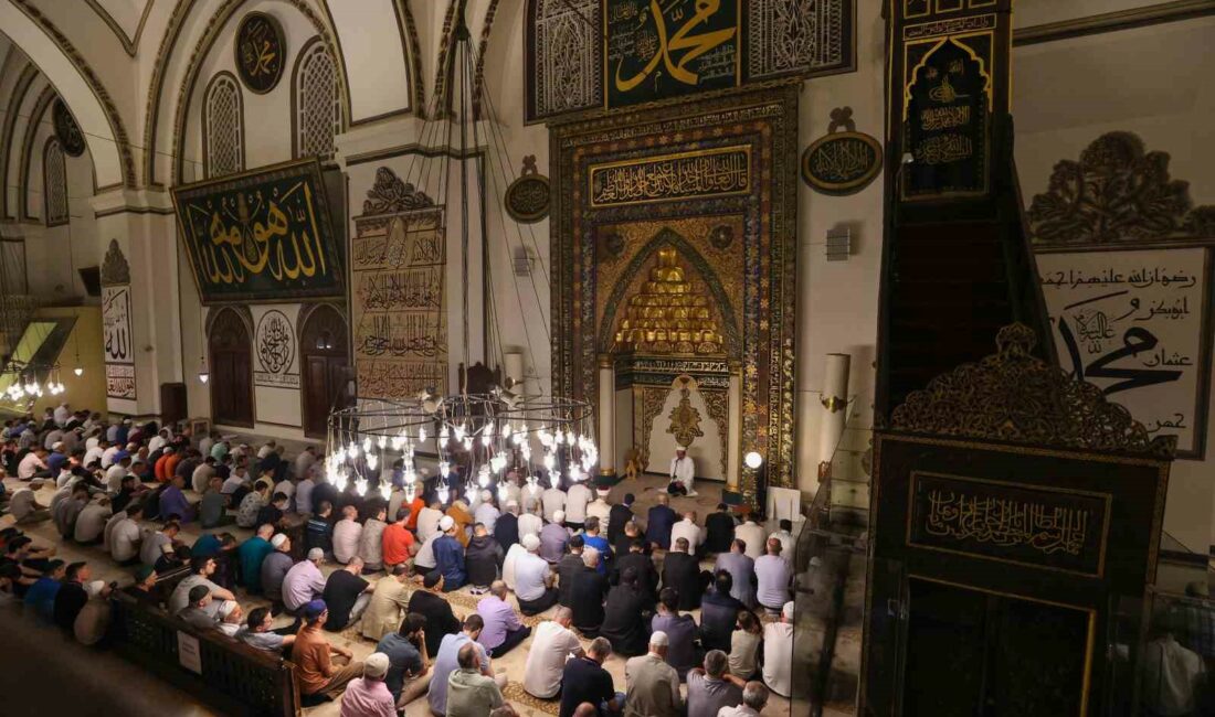 BURSA VALİSİ MAHMUT DEMİRTAŞ, BAYRAMI NAMAZINI ULU CAMİ'DE KILARAK VATANDAŞLARLA