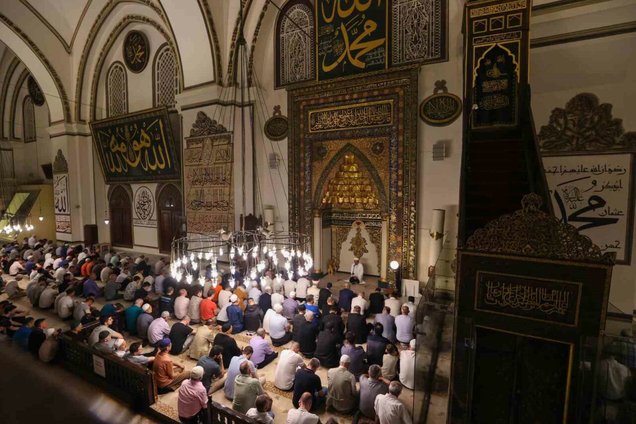 BURSA VALİSİ MAHMUT DEMİRTAŞ, BAYRAMI NAMAZINI ULU CAMİ'DE KILARAK VATANDAŞLARLA