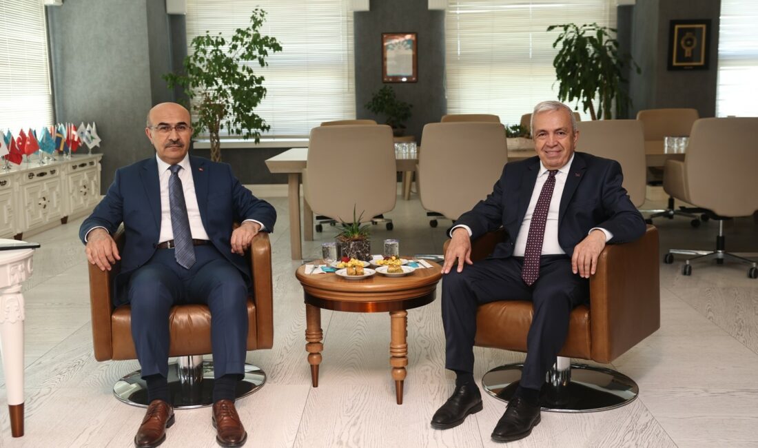 Vali Demirtaş’tan Başkan Şadi Özdemir’e ziyaret BURSA VALİSİ MAHMUT DEMİRTAŞ, NİLÜFER BELEDİYE BAŞKANI ŞADİ ÖZDEMİR’E İADE-İ