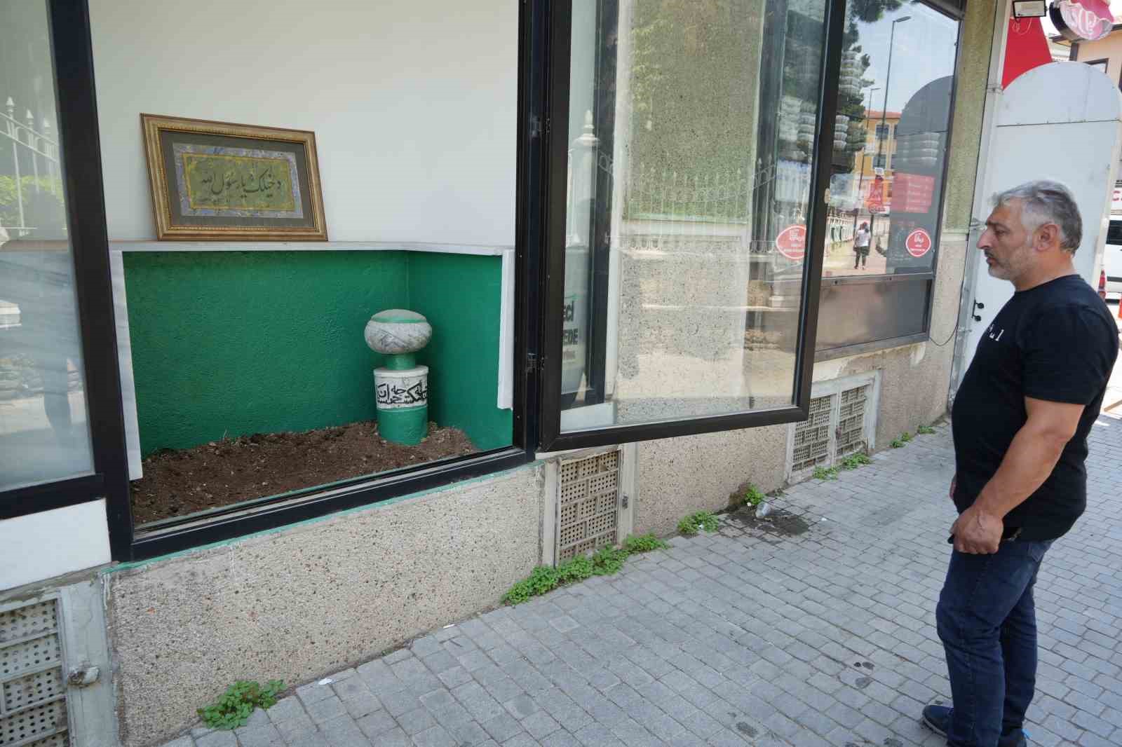 BURSA'NIN TARİHİ SEMTLERİNDEN TOPHANE'DE BİR APARTMANIN ALTINDAKİ DÜKKANIN İÇERİSİNDE YER