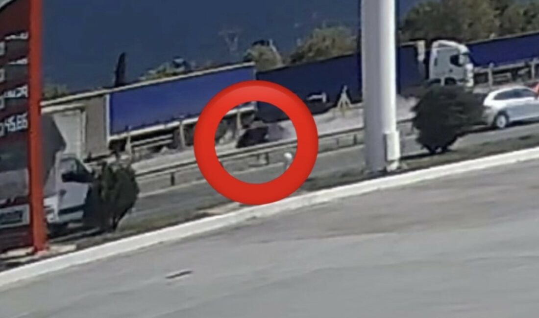 Bursa’da 2 kişinin öldüğü feci kaza kamerada 2 KİŞİNİN ÖLDÜĞÜ KAZA FECİ KAZA GÜVENLİK KAMERALARINA YANSIDI