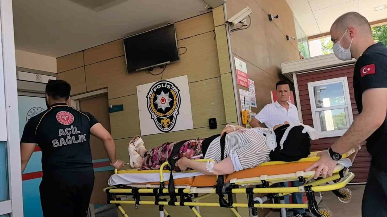 BURSA'NIN İNEGÖL İLÇESİNDE 2 OTOMOBİL KAFA KAFAYA ÇARPIŞTI. KAZADA 3