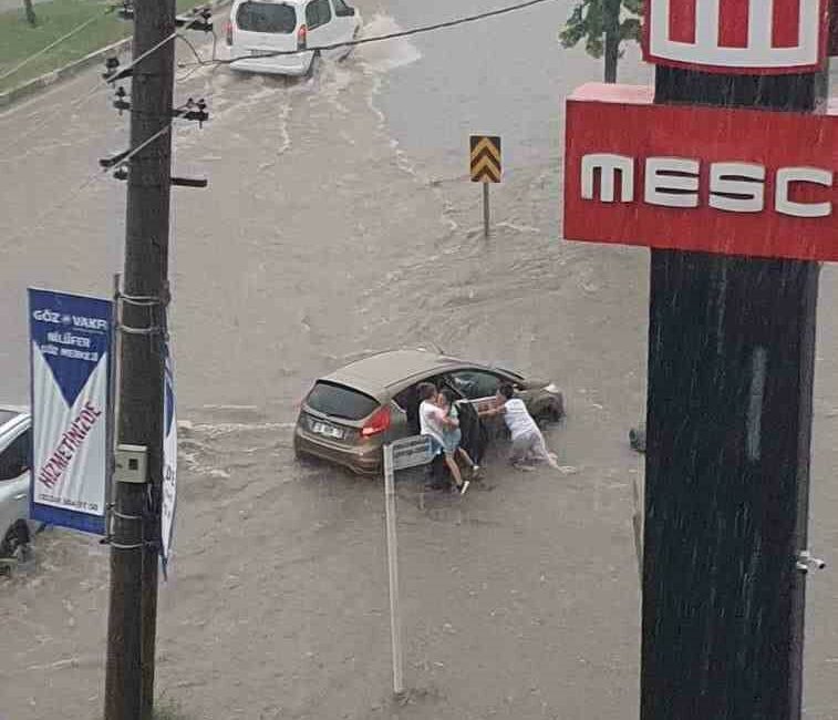 2 saatlik sağanak yağış ve dolu Bursa’da hayatı durma noktasına getirdi BURSA SELE TESLİM
