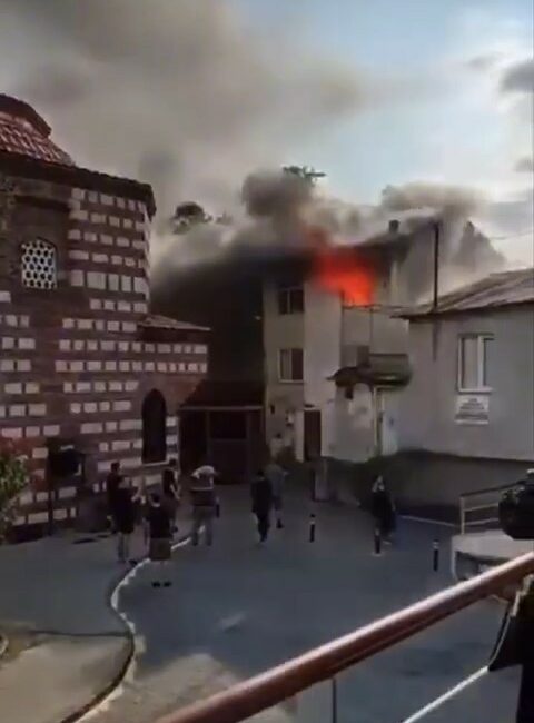 Bursa’da 3 katlı binanın en üst katı alev alev yandı BURSA'DA 3 KATLI BİNANIN EN ÜST KATI ALEVLERE TESLİM OLDU.