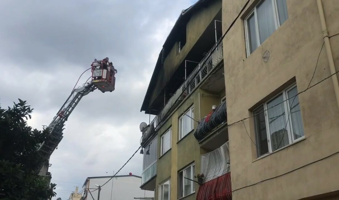 Bursa’da 3 katlı binanın en üst katı alevlere teslim oldu: 2 yaralı BURSA'DA 3 KATLI BİNANIN EN ÜST KATINDA BAŞLAYAN YANGIN BİR